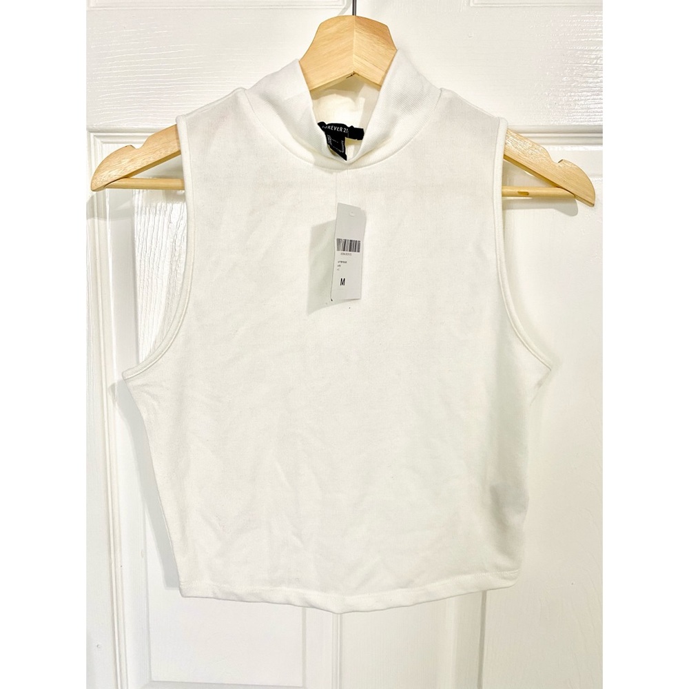 • sleeveless turtleneck crop top •